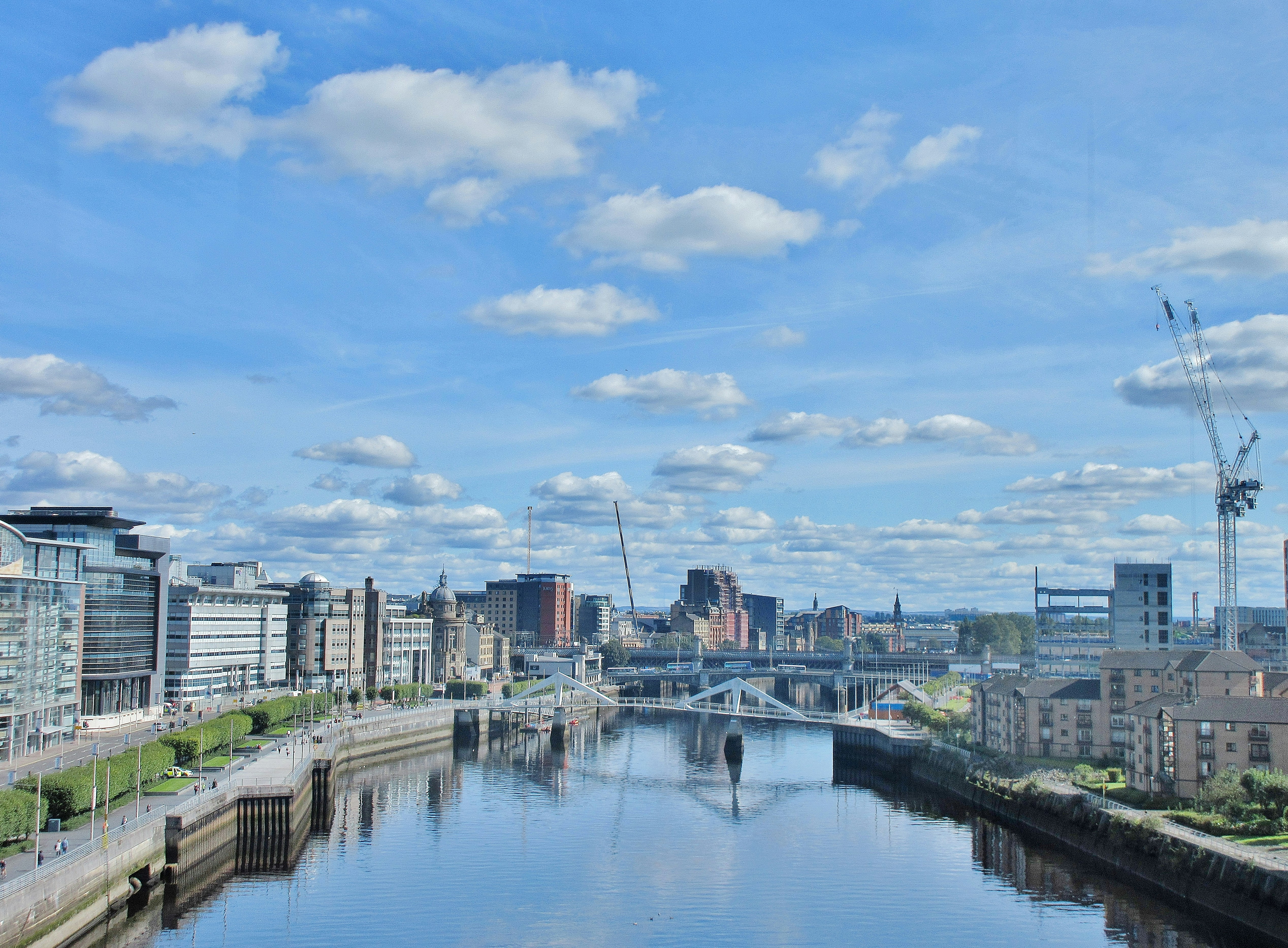 The River Clyde through central Glasgow, looking east past the Tradeston footbridge.